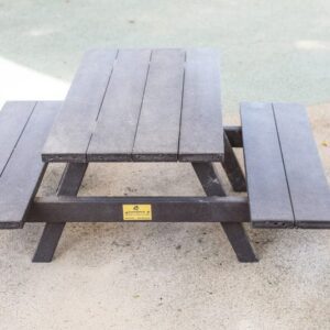 Detalle de mesa picnic ecológica de plástico reciclado