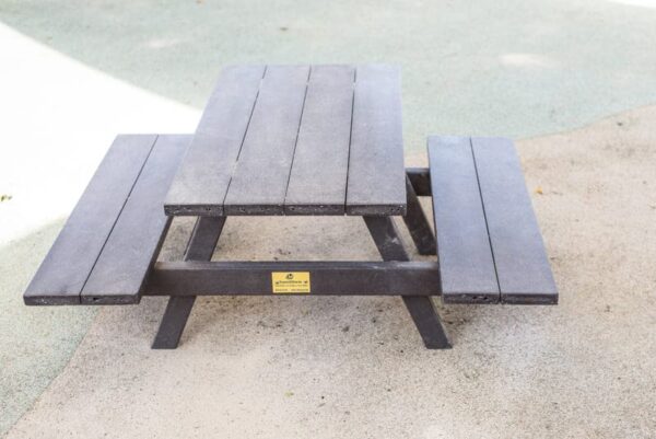 Detalle de mesa picnic ecológica de plástico reciclado