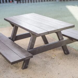 Detalle de mesa picnic ecológica de plástico reciclado