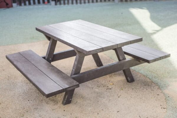 Detalle de mesa picnic ecológica de plástico reciclado