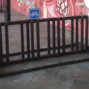 Detalle de aparcabicis ecológico de plástico reciclado
