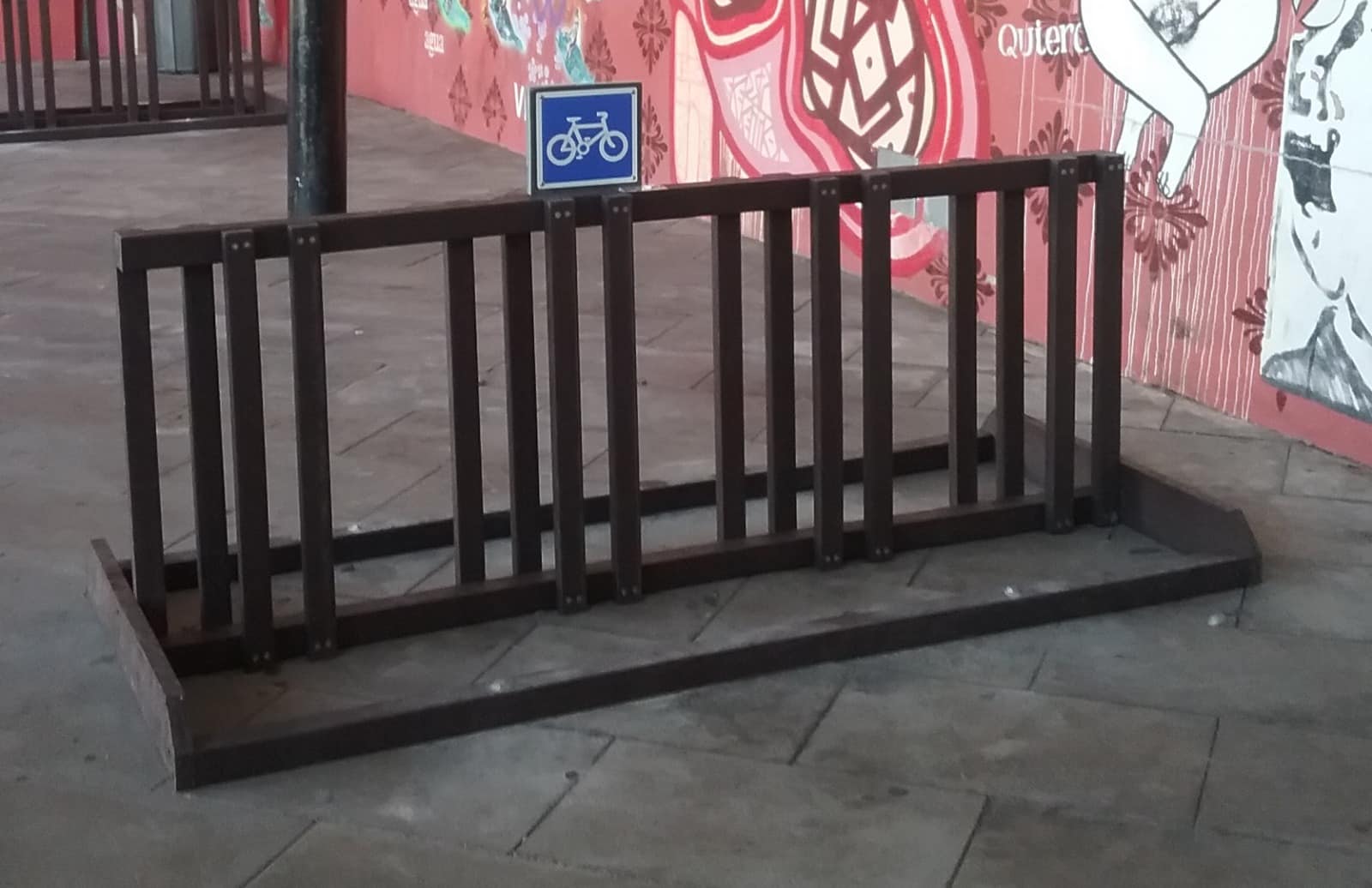 Detalle de aparcabicis ecológico de plástico reciclado