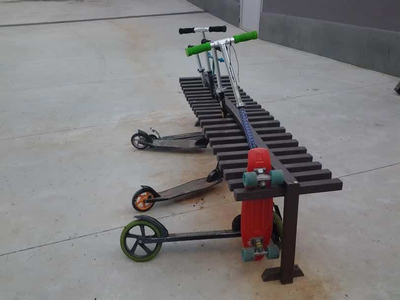 Detalle de aparca patinetes ecológico de plástico reciclado