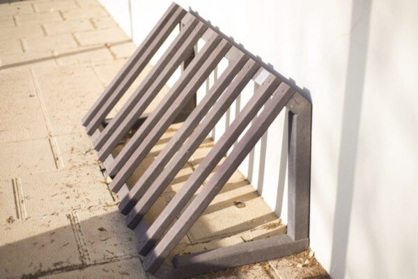 Detalle de aparca bicis ecológico de plástico r
