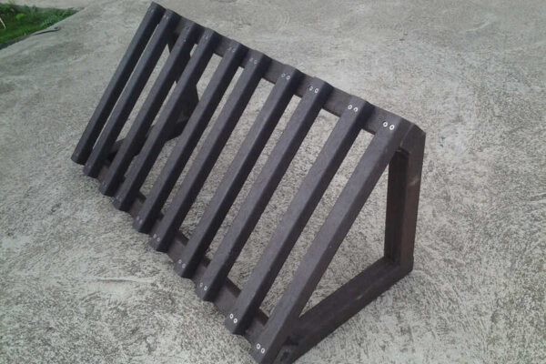 Detalle de aparca bicis ecológico de plástico reciclado en calle