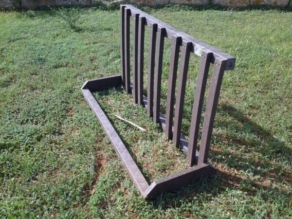 Aparca bicis ton ecológico de plástico reciclado instalado en zona ajardinada