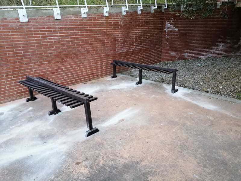 Detalle de Aparca patinetes ecológico de plástico reciclado instalado en colegio y lleno de patinetes