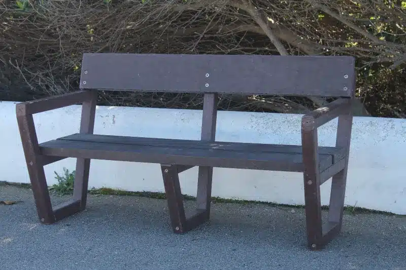 Detalle de banco Ecológico mini ciudad de plástico reciclado