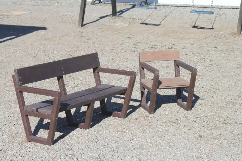 Detalle de banco Ecológico mini ciudad de plástico reciclado