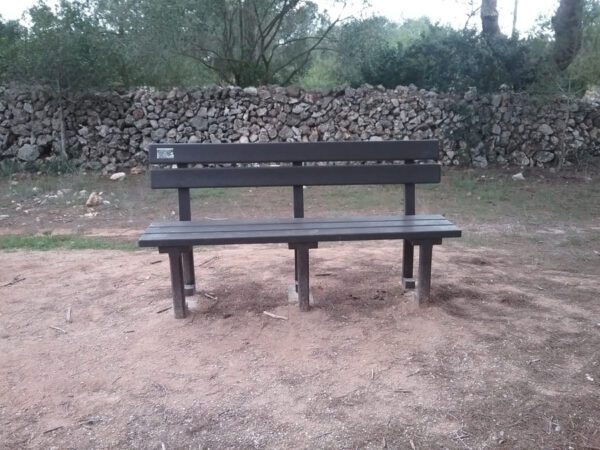 Imagen de banco ola de plástico reciclado en parque