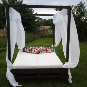 Cama balinesa con colchón y decoración en jardín