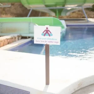 Detalle de cartel ecológico de plástico reciclado
