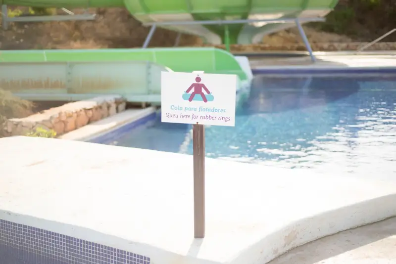 Detalle de cartel ecológico de plástico reciclado