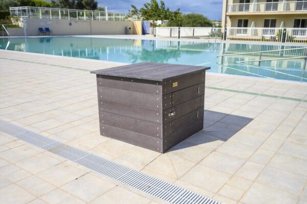 Detalle de Cajón para arqueta ecológico de plástico reciclado en exterior