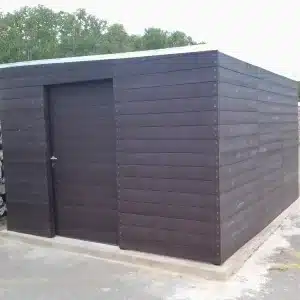 Detalle de Caseta ecológica de plástico reciclado instalada en zona de exterior
