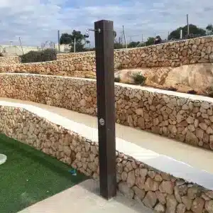 Detalle de ducha ecológica de plástico reciclado