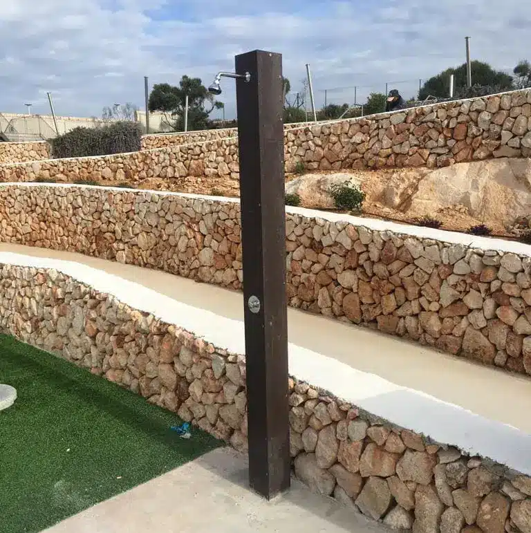 Detalle de ducha ecológica de plástico reciclado