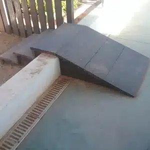 Detalle en uso de escalones ecológicos de plástico reciclado