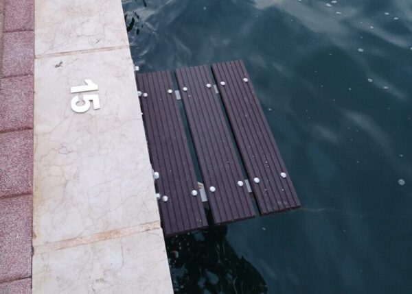 Detalle de Escalón para barcos ecológico de plástico reciclado instalado en puerto de Mahón