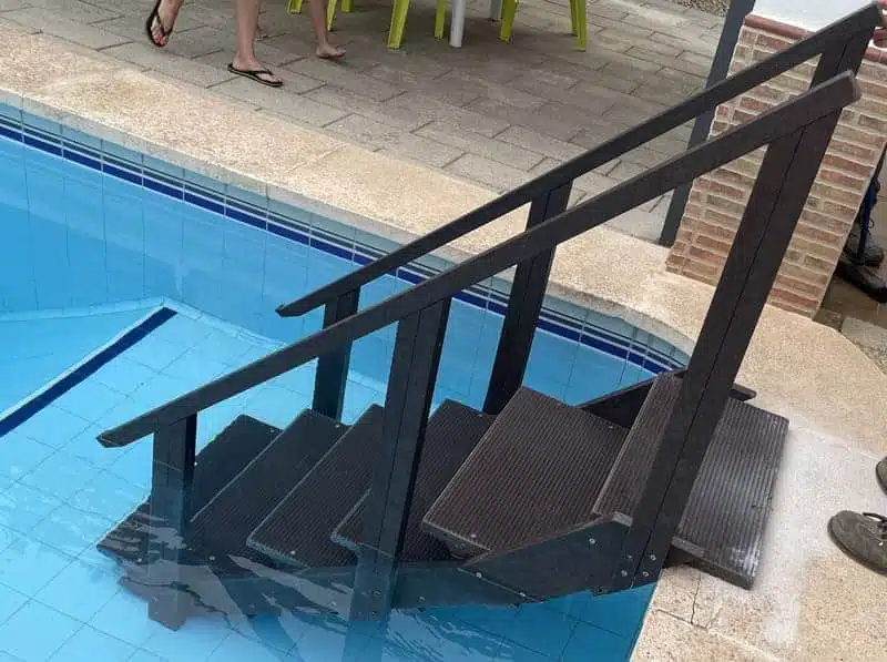 Detalle de escalera ecologica de plástico reciclado para piscina
