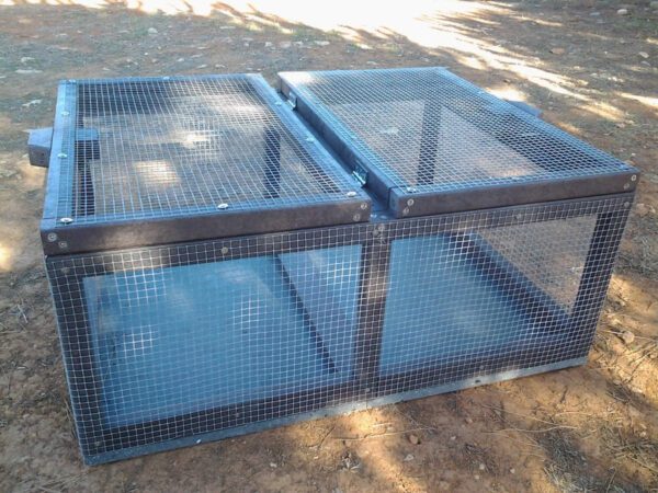 Detalle de jardinero ecológico de plástico reciclado