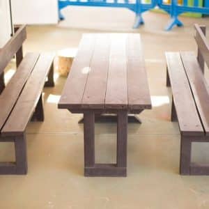 detalle de mesa ecológica mini de plástico reciclado