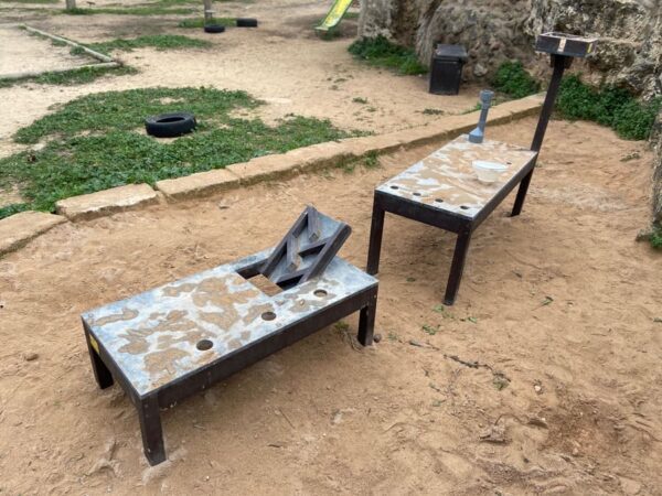 Detalle Mesa de arena ecológica de plástico reciclado con la que nos niños juegan pasándolo super bien