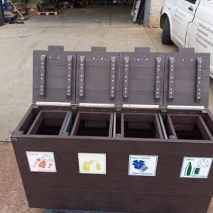 detalle de papelera ecológica 4 compartimentos de plástico reciclado