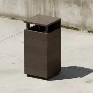 Detalle en zona de exterior de PAPELERA ECOLÓGICA TALAYOT DE PLÁSTICO RECICLADO