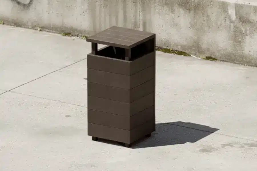 Detalle en zona de exterior de PAPELERA ECOLÓGICA TALAYOT DE PLÁSTICO RECICLADO