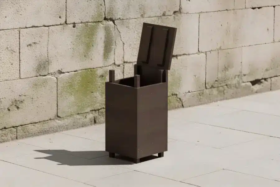 Detalle en zona de exterior y con la tapadera alzada de PAPELERA ECOLÓGICA TALAYOT DE PLÁSTICO RECICLADO