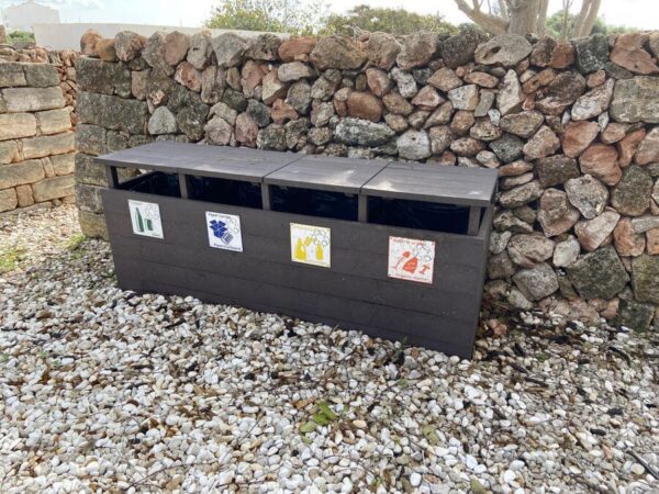 Detalle de papelera ecológica de plástico reciclado