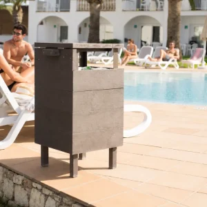 Detalle de personas en piscina donde hay una papelera de plástico reciclado ecológica Mallorca en zona de exterior