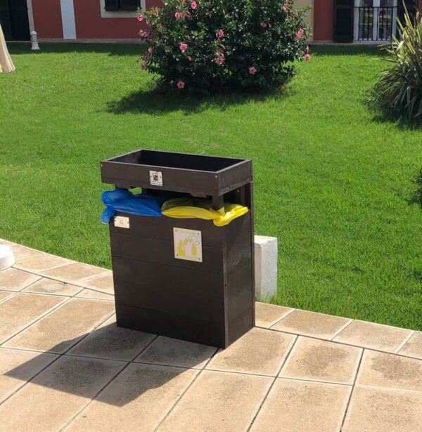 Detalle en zona de exterior ( jardín ) de papelera ecológica de cos compartimentos