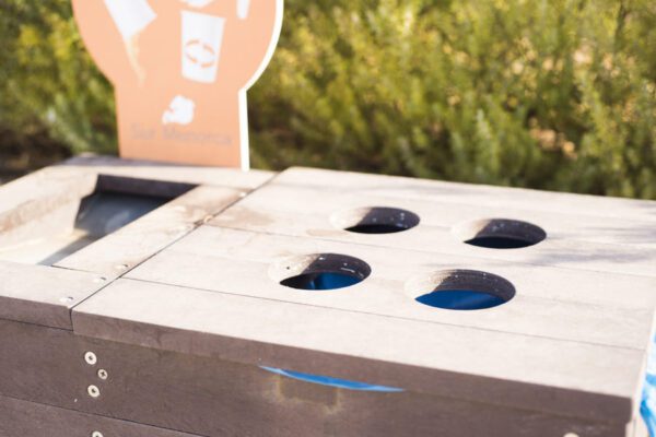 Detalle de papelera ecológica de vasos desechables
