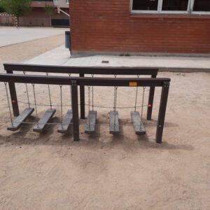 Pasarela de equilibrios ecológica de plástico reciclado instalada en zona infantil