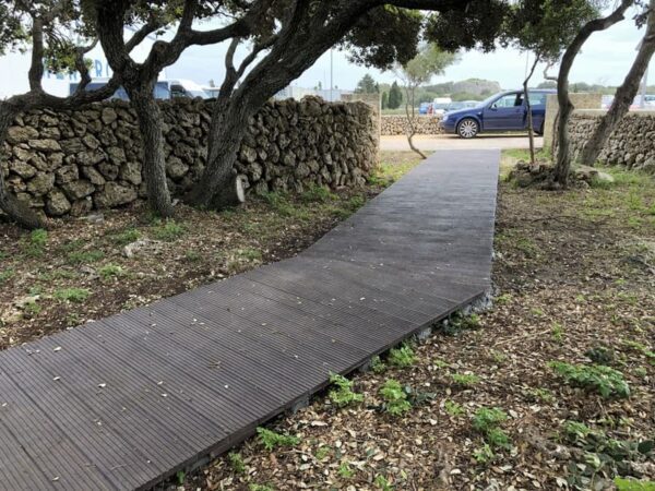 Detalle de pasarela de 180cms de ancho en zona de campo