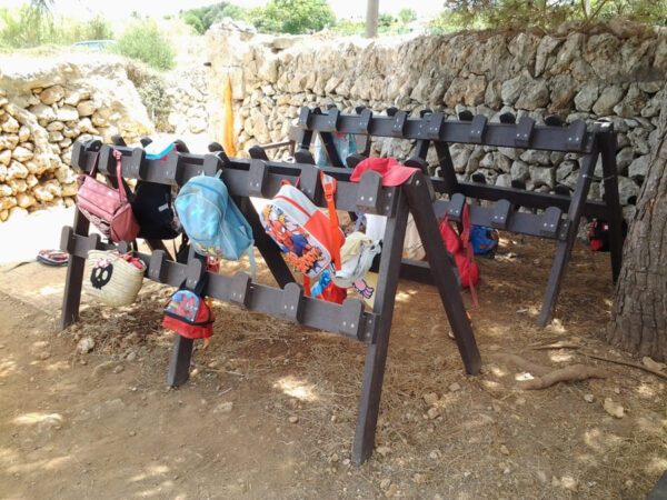 Perchero ecológico infantil fabricada con plástico reciclado