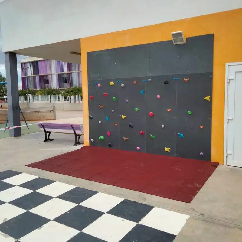 Detalle de rocódromo ecológico de plástico reciclado