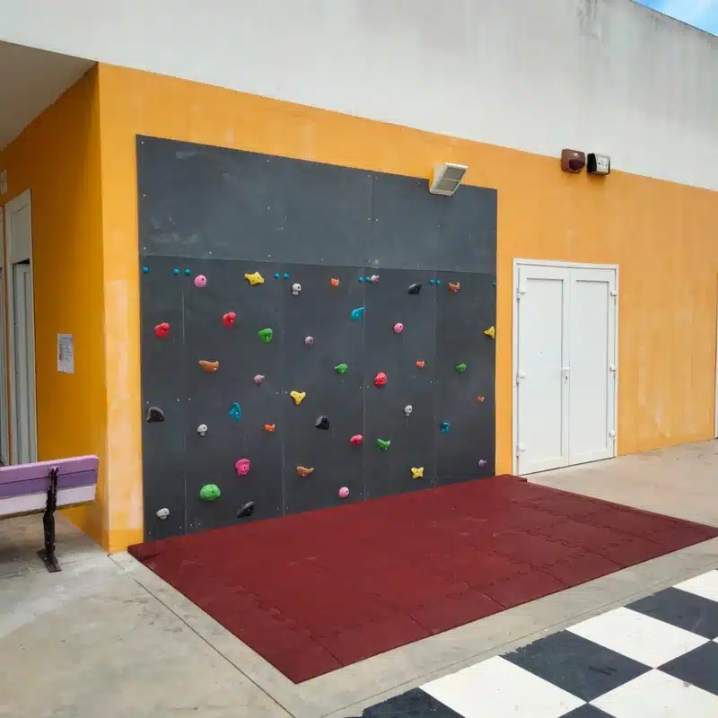 Detalle de rocódromo ecológico de plástico reciclado