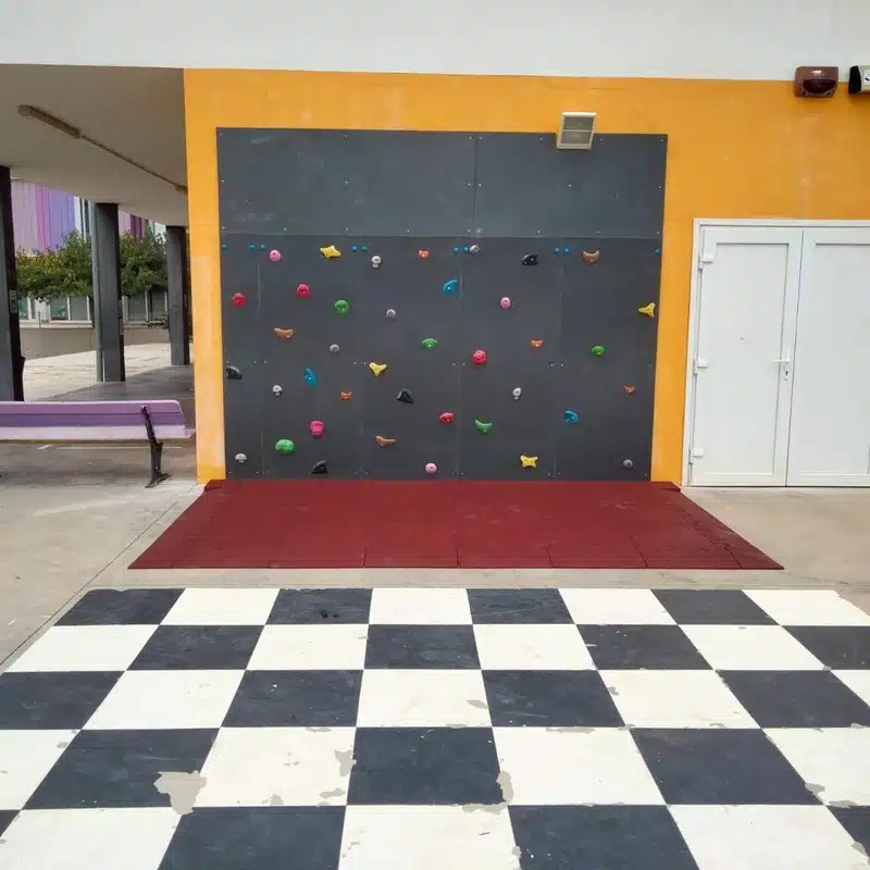 Detalle de rocódromo ecológico de plástico reciclado
