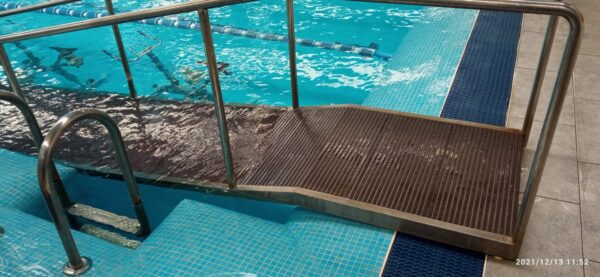 Detalle de Tarima flotante de acceso ecológica de plástico