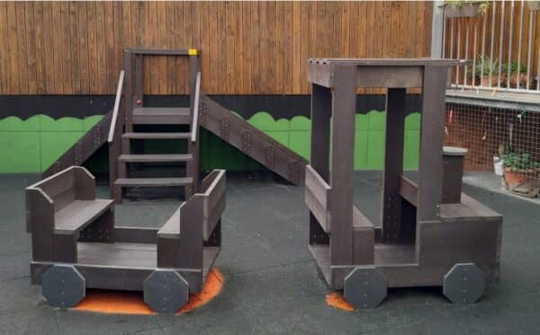 Detalle de tran ecológico infantil de plástico reciclado