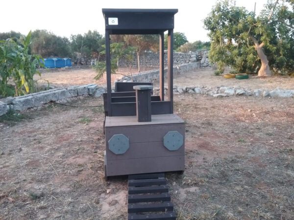 Detalle de Tren ecológico de plástico reciclado instalado en zona forestal