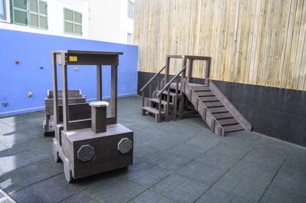 Detalle de Tren ecológico de plástico reciclado instalado en patio de colegio