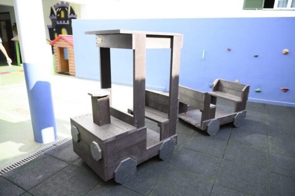 Detalle de Tren ecológico de plástico reciclado instalado en patio de colegio