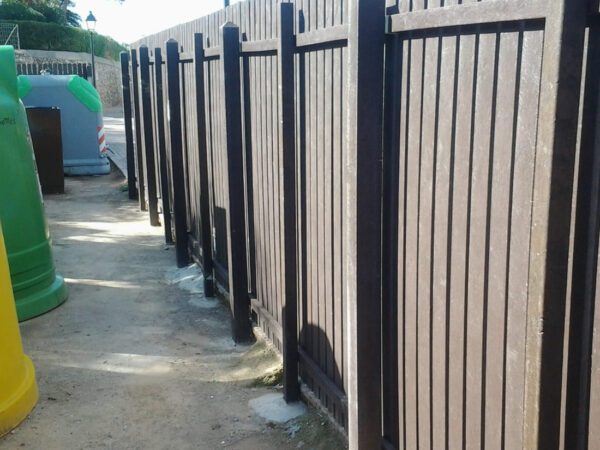 Foto de parte de atrás de vallado NOR ecológico de plástico reciclado instalado en zona ajardinada