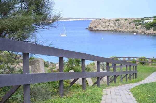 Detalle de vallado ecológico Torret de plástico reciclado cerca del mar