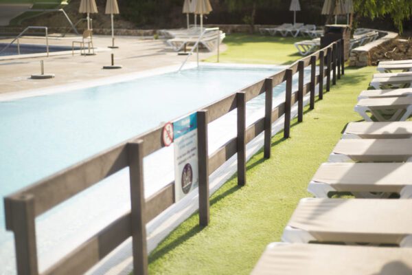 Detalle de vallado ecológico Torret de plástico reciclado en zona de piscina