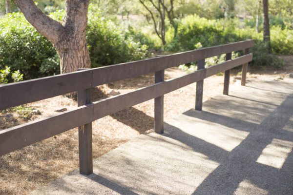 Detalle de vallado ecológico Torret de plástico reciclado